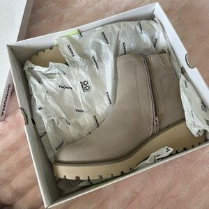 NIB - Sonoma Neutral Taupe Platform Chelsea Boot with Side Zip